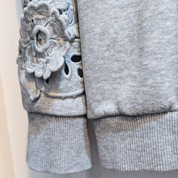 Mercer & Madison Grey Floral Crochet Sleeve Sweatshirt Top. S. HP! - Picture 6 of 13